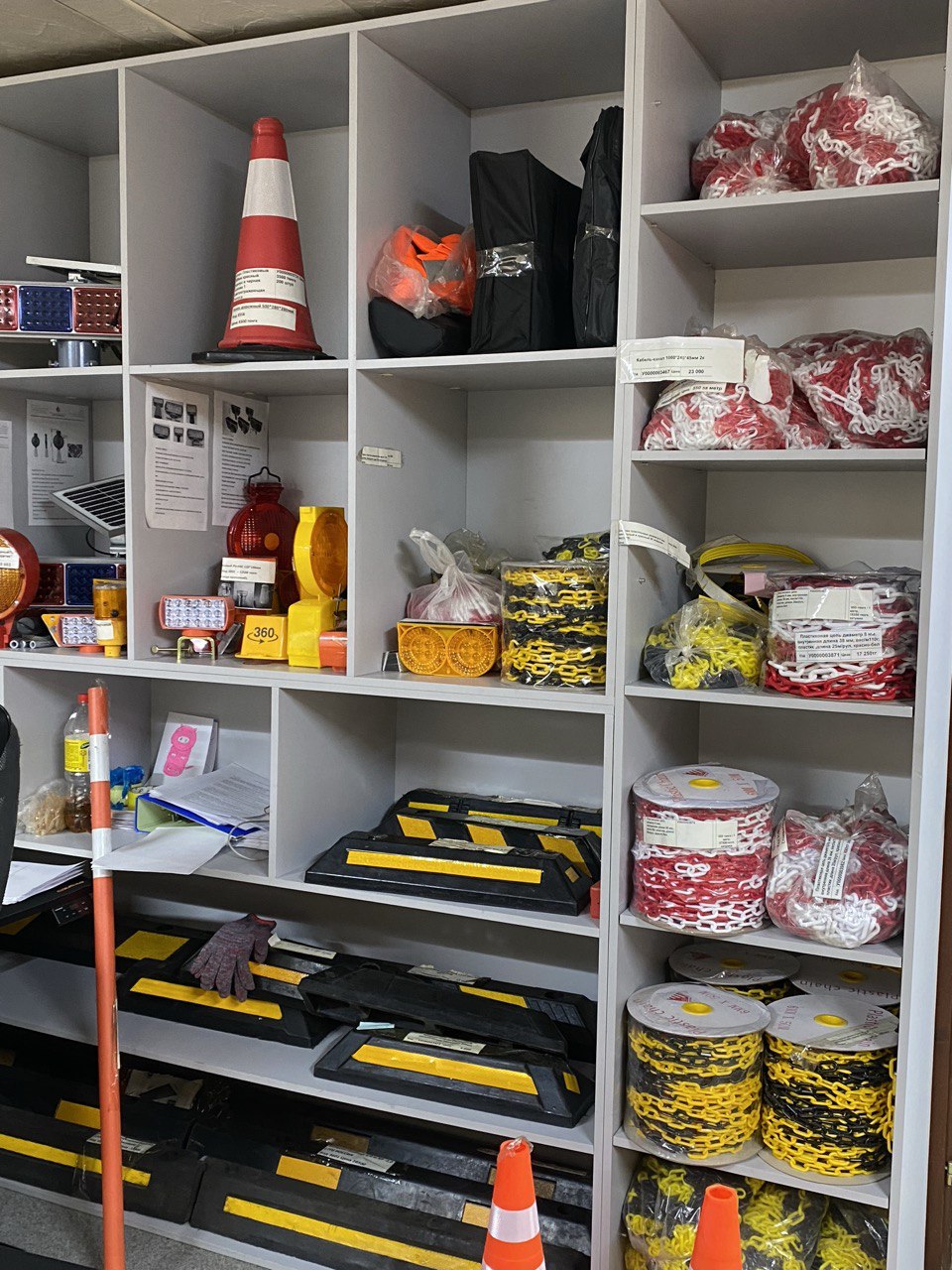 Офисная зона с образцами дорожной продукции Prealux