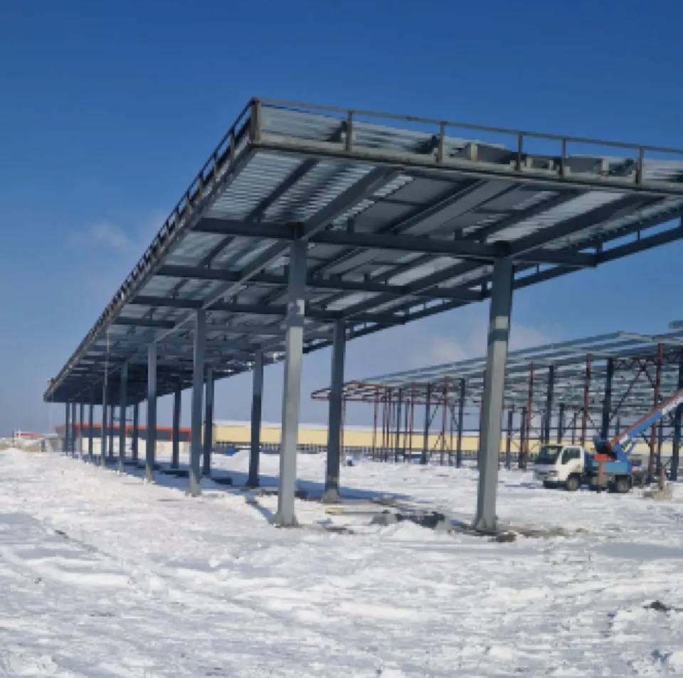 Фрагмент навеса и металлокаркаса АЗС
