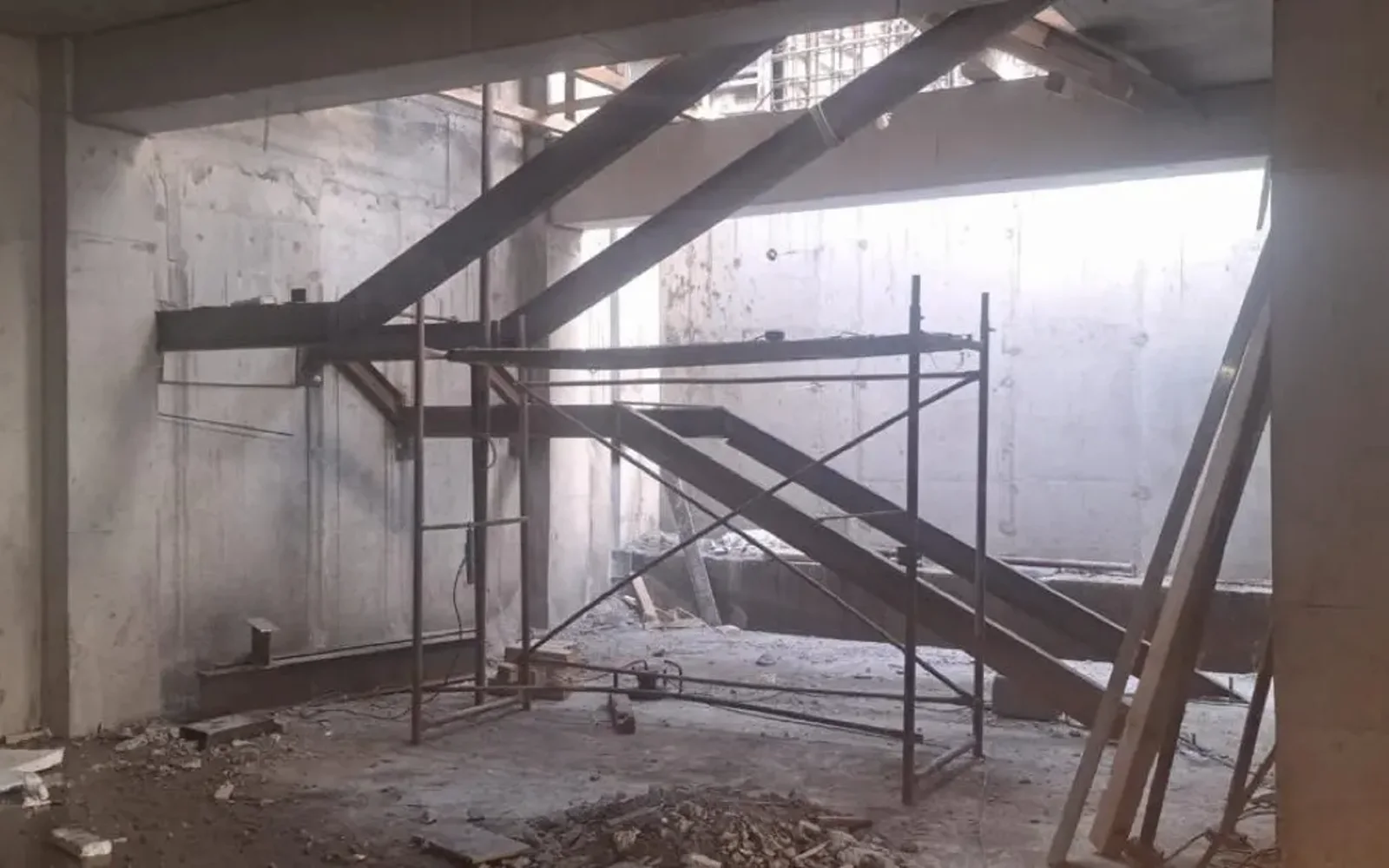 Нурлы-Тау / 9 БВН: крупные лестничные блоки для бизнес-центра